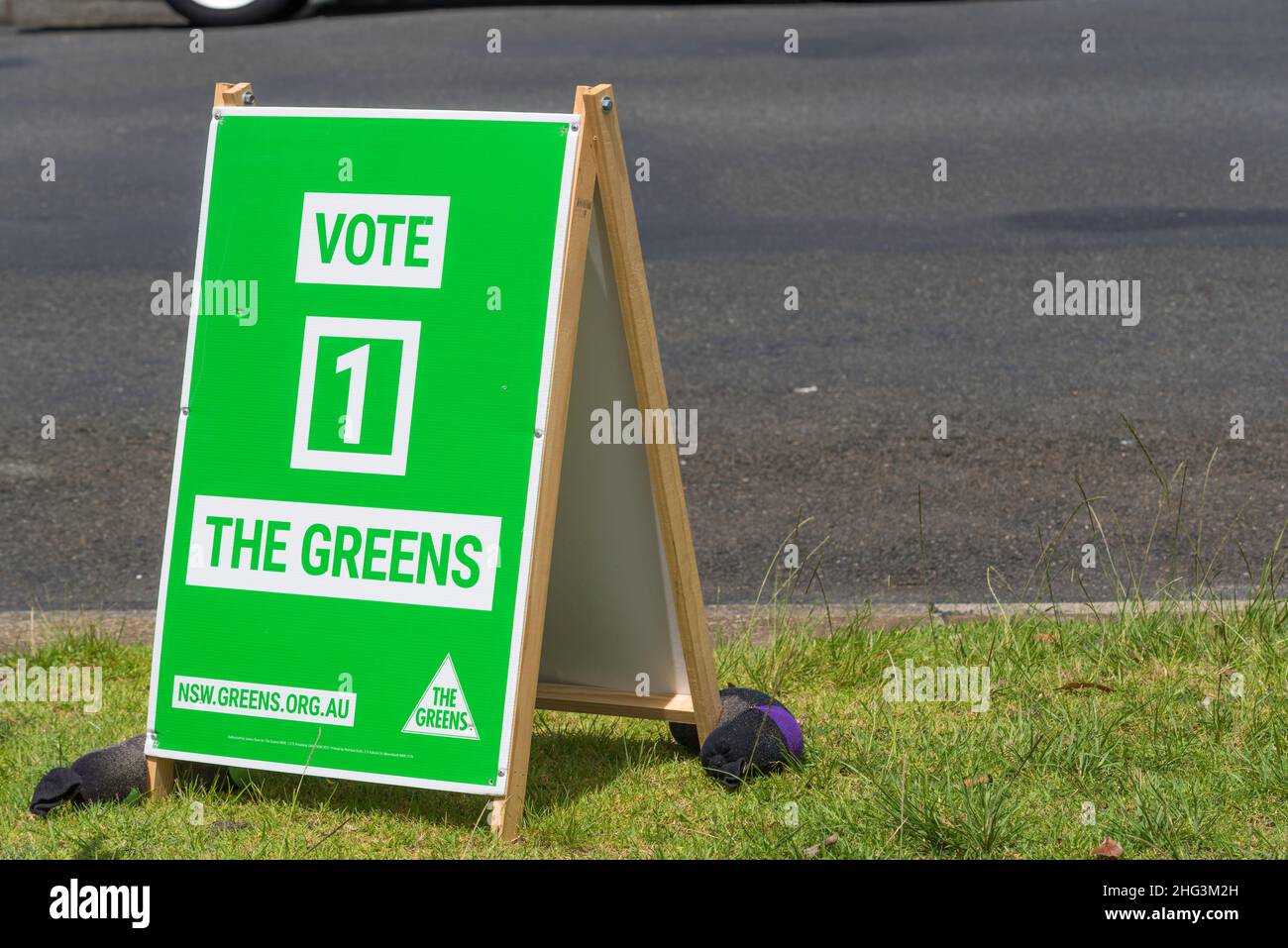 Ein politisches Plakat-Sandwich-Brett, das von der NSW-Grünen-Partei für die Wahl bei den Kommunalwahlen im November 2021 auf einen Fußweg gestellt wurde Stockfoto
