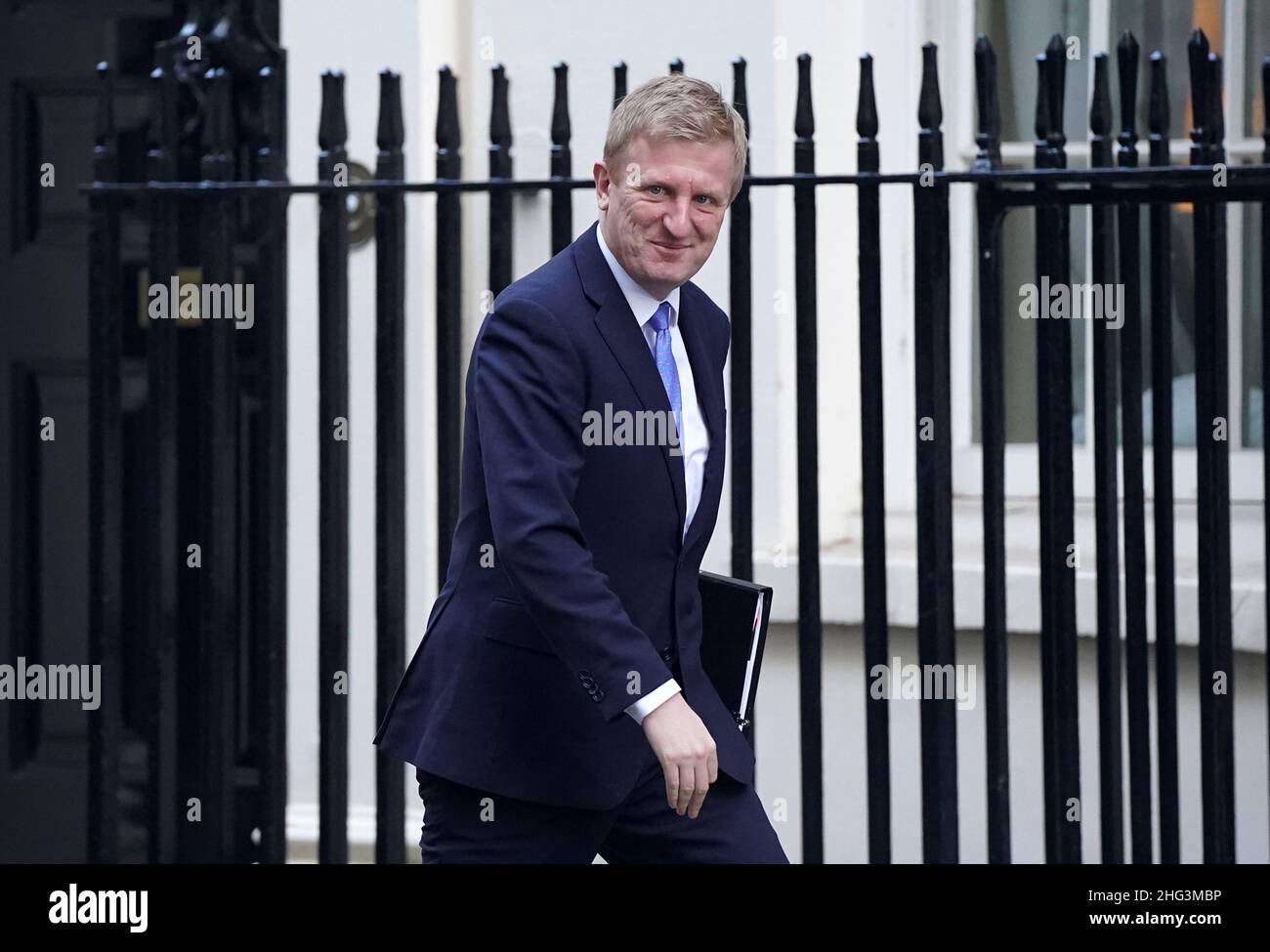 Oliver Dowden, Vorsitzender der Konservativen Partei, kommt vor der wöchentlichen Kabinettssitzung der Regierung in der Downing Street in London an. Bilddatum: Dienstag, 18. Januar 2022. Stockfoto