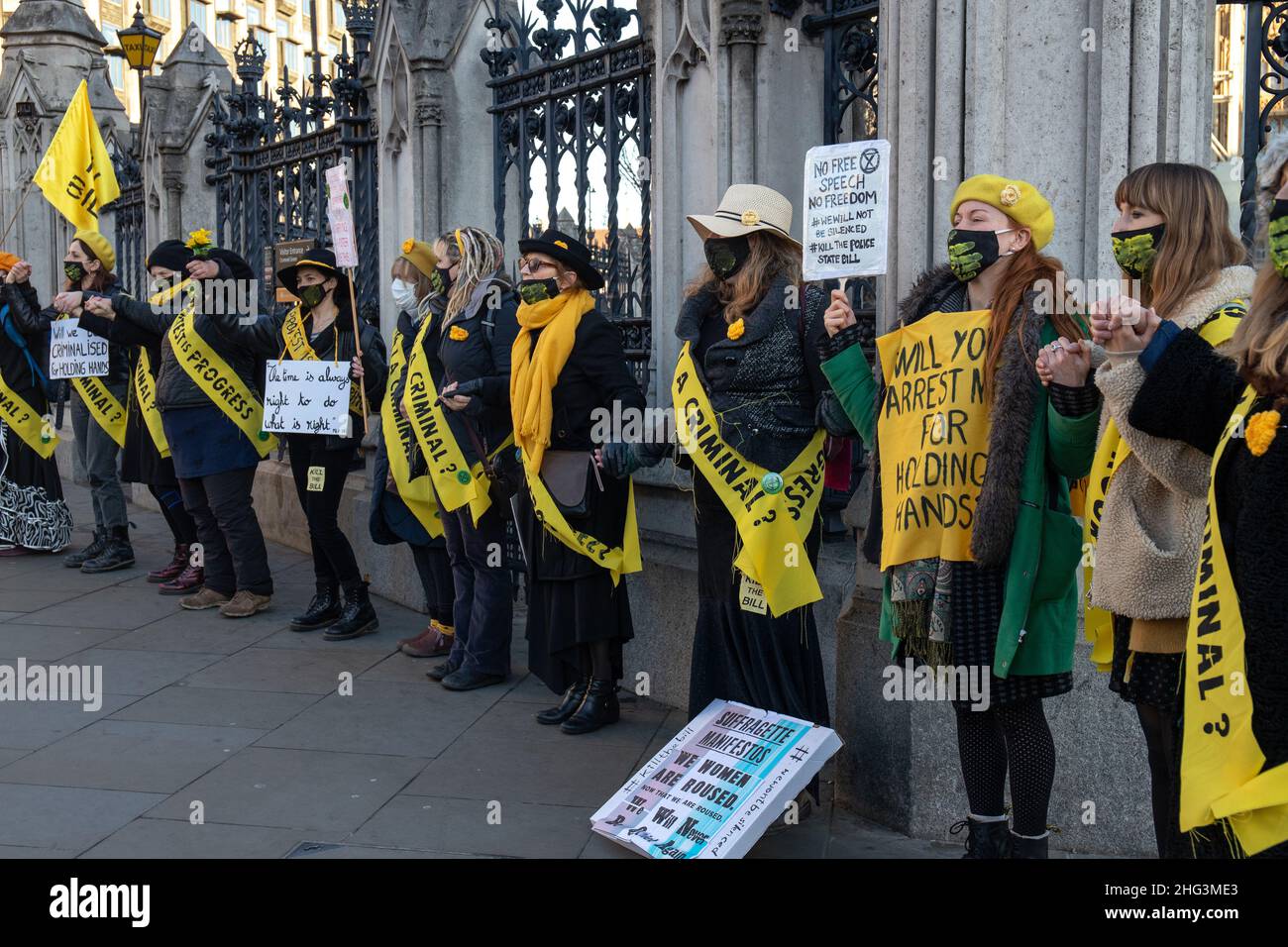 London, England, Großbritannien 17 January 2022 Frauen und FINT-Gruppen von XR, BLM und Kill the Bill protestieren vor der Abstimmung über das Gesetz über Polizei, Verbrechen, Verurteilung und Gerichte vor dem Eingang der U-Bahn in Westminster. Sie halten Hände und Plakate, die fragen, ob das Halten von Händen ein Verbrechen ist, und Schärpen, die fragen: „bin ich ein Verbrecher?“ Stockfoto