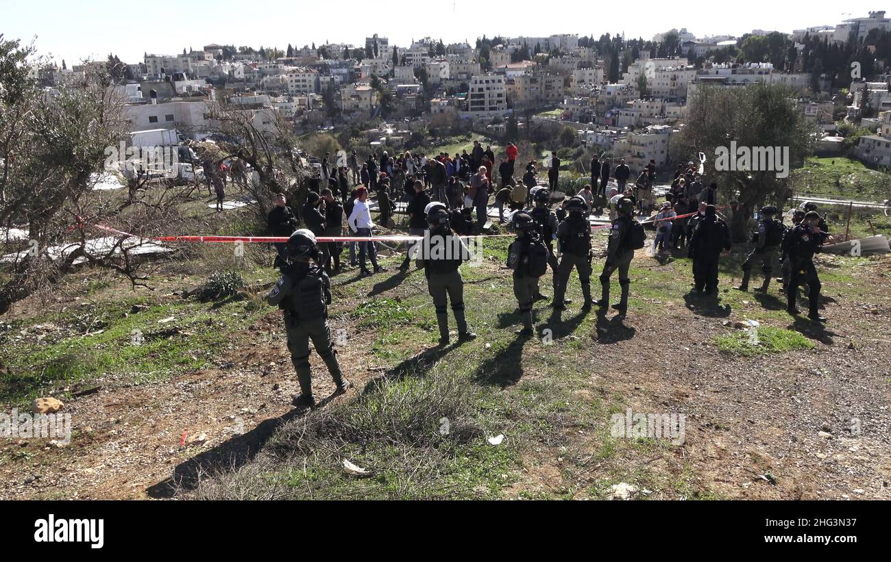 Jerusalem, Israel. 17th Januar 2022. Israelische linke Aktivisten und Palästinenser versammeln sich, während Mitglieder der israelischen Sicherheitskräfte das Familienhaus eines Palästinensers, Salhiya, umgeben, das am 17. Januar 2021 in Jerusalem, Israel, im Scheich-Jarrah-Viertel geräumt werden soll. Salhiyas Familie ist seit 2017 mit einer Räumungsdrohung konfrontiert, als das Land, in dem sich sein Haus befindet, für den Schulbau bestimmt wurde. Das palästinensische Viertel Sheikh Jarrah ist derzeit das Zentrum einer Reihe von Eigentumsstreitigkeiten zwischen Palästinensern und rechtsgerichteten jüdischen Israelis. Einige Häuser waren occu Stockfoto
