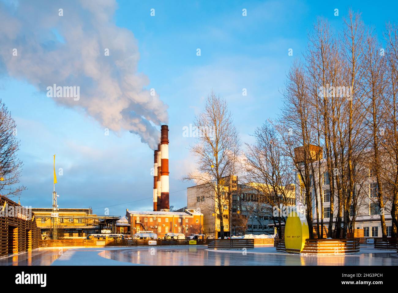 St. Petersburg, Russland - Dezember, 2021: Öffentliche Eislaufbahn im Sevkabel Port. Stockfoto