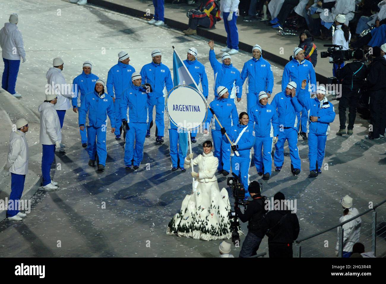 Turin Italien 2006-02-10: Eröffnungszeremonie der Olympischen Winterspiele von Turin 2006,die argentinische Nationalmannschaft mit der Flaggonträgerin Maria Belen Simari Birkner, Alpinski-Athletin , Stockfoto