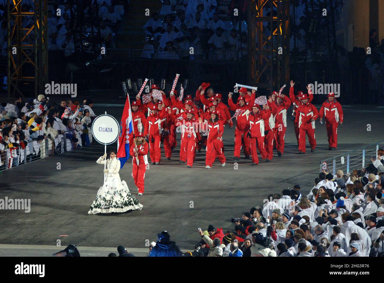 Turin Italien 2006-02-10: Eröffnungszeremonie der Olympischen Winterspiele von Turin 2006,die kroatische Nationalmannschaft mit der Fahnenträger Janica Kostelić, Alpinski-Athlet Stockfoto