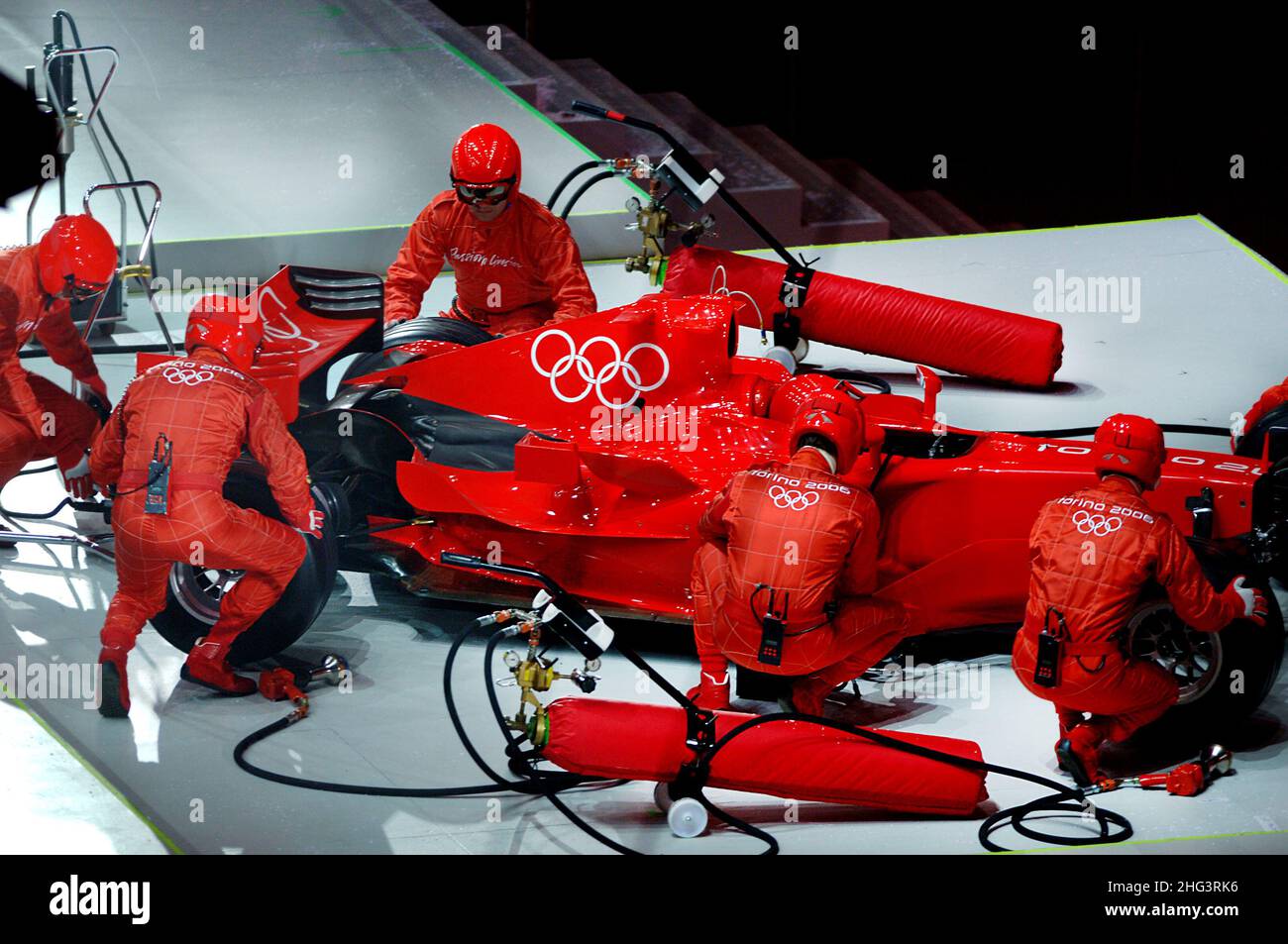 Turin Italien 2006-02-10: Eröffnungszeremonie der Olympischen Winterspiele von Turin 2006,Formel 1 Ferrari gefahren von Testfahrer Luca Badoer Stockfoto