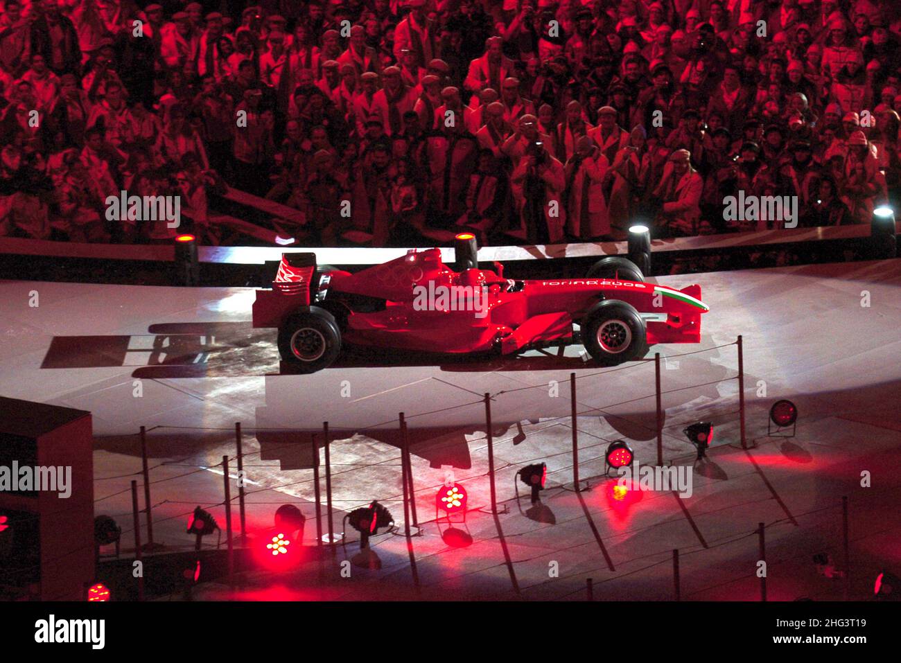 Turin Italien 2006-02-10: Eröffnungszeremonie der Olympischen Winterspiele von Turin 2006,Formel 1 Ferrari gefahren von Testfahrer Luca Badoer Stockfoto