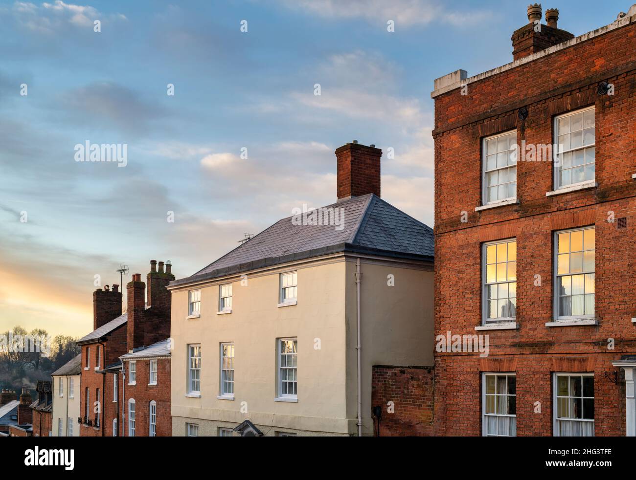 Frostige Hausdächer der Stadt entlang der Mill Street bei Sonnenaufgang. Ludlow, Shropshire, England Stockfoto