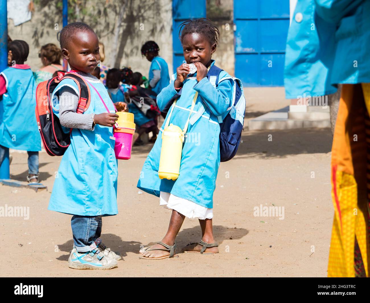 Senegal, Afrika - Januar 2019: Afrikanische Kinder in Uniform spielen in der Schule im Hinterhof während ihrer Schulpause. Stockfoto