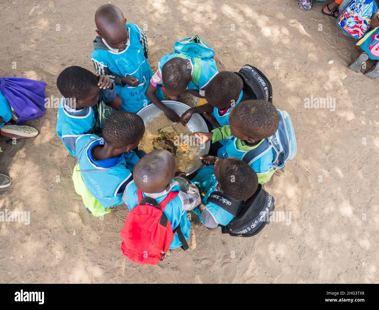 Senegal, Afrika - Jan 2019: Senegalesische Kinder essen in der Schule gemeinsam auf traditionelle Weise. Stockfoto