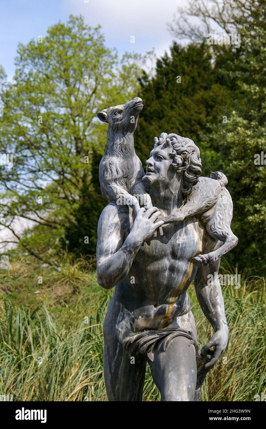 Klassische Statue in den Gärten von Chatsworth House, Derbyshire, Großbritannien Stockfoto