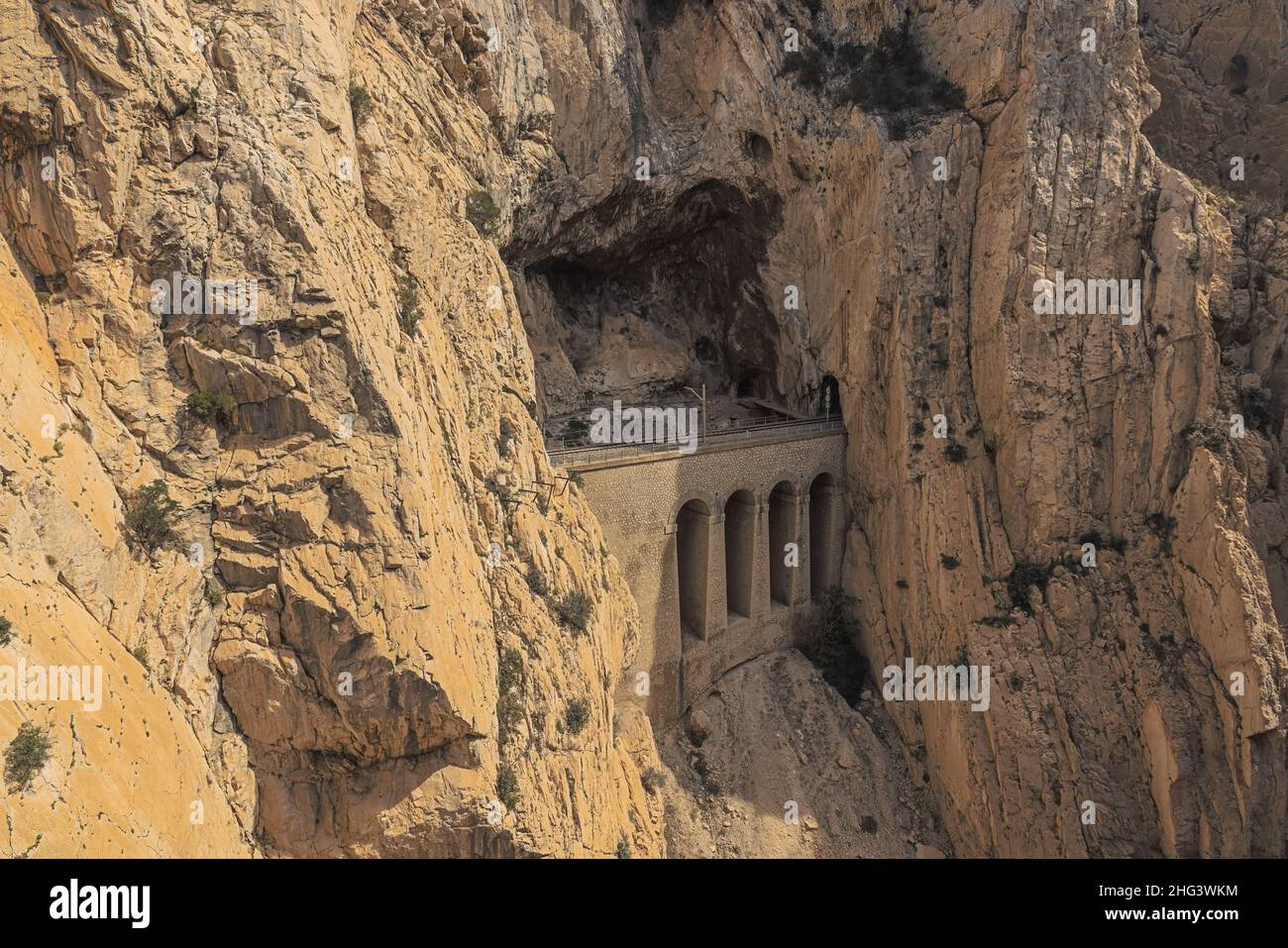 Zwei Tunnel der Eisenbahn durch das Guadalhorce-Tal, vom Königsweg aus gesehen Stockfoto