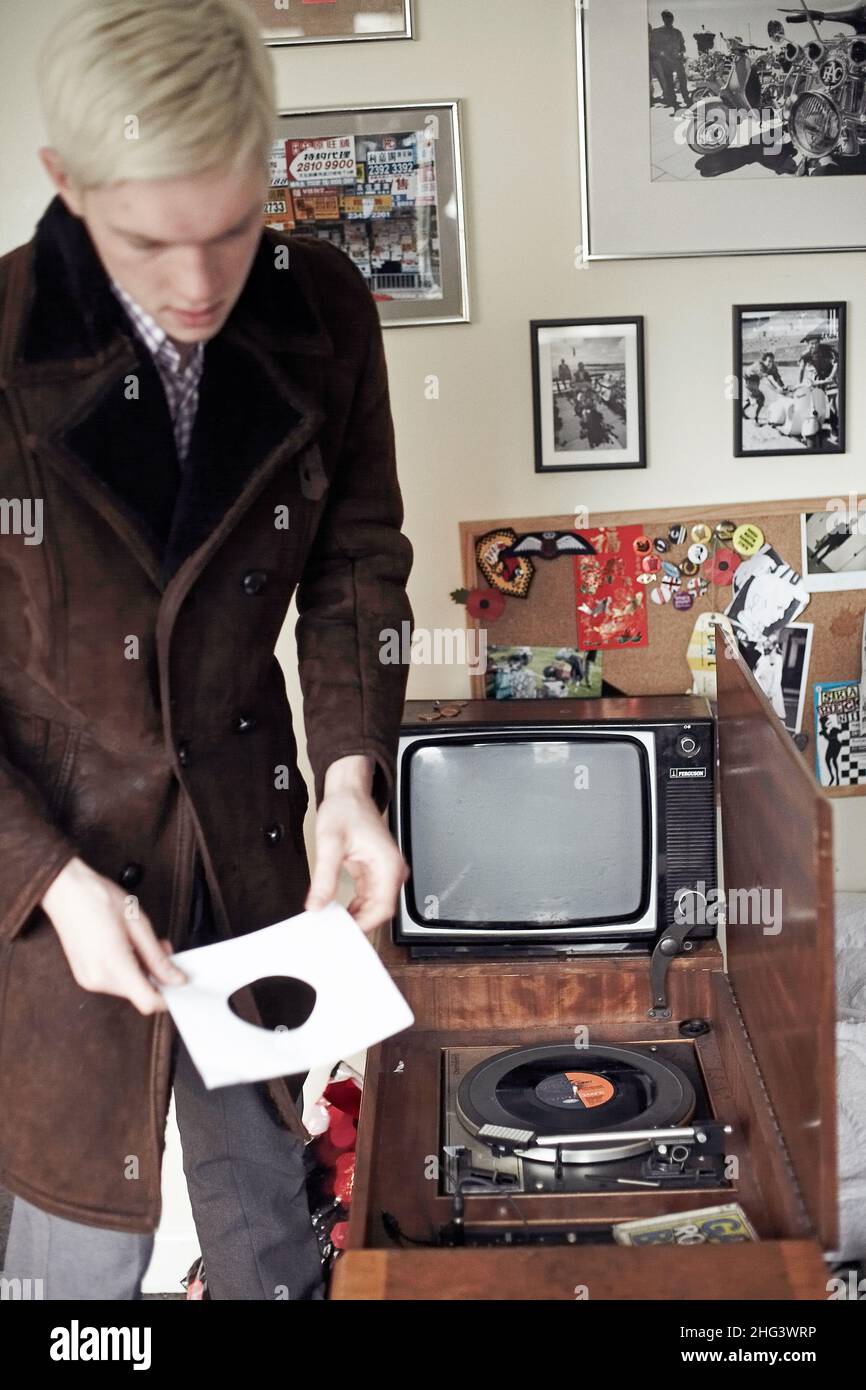 GROSSBRITANNIEN/England / junger Mann spielt Platten auf Vintage-Plattenspieler. Stockfoto
