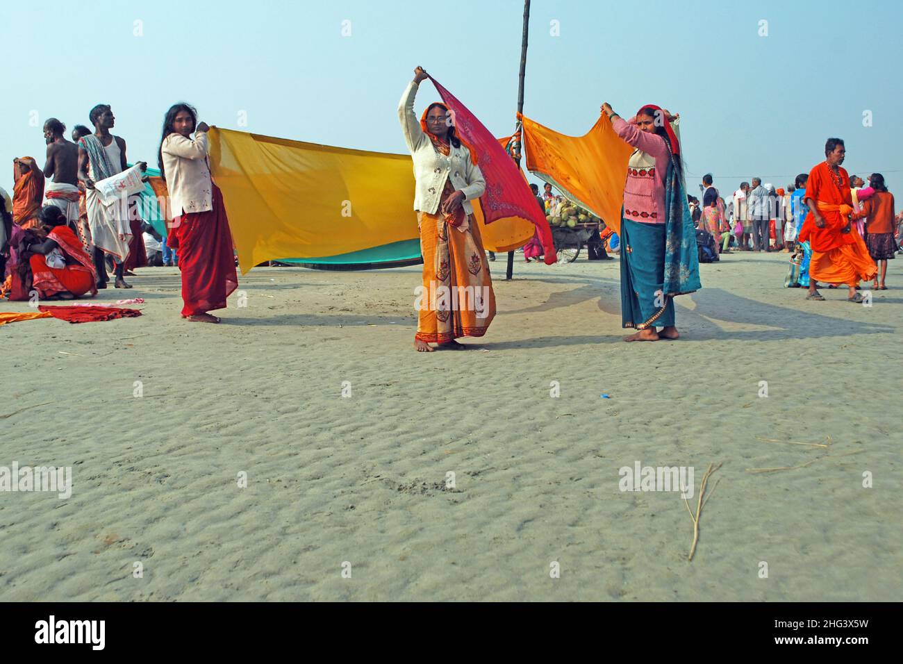 Trocknen von Tüchern auf der Insel ganga sagar im Westen bengalens Stockfoto