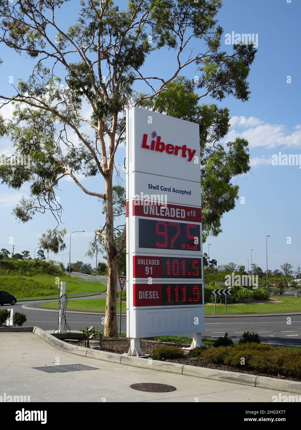 Straßenwerbung vor der Liberty-Tankstelle (Tankstelle) mit Preisen unter 1 AU-Dollar pro Liter im Jahr 2020. Sonniger australischer Sommertag. Stockfoto