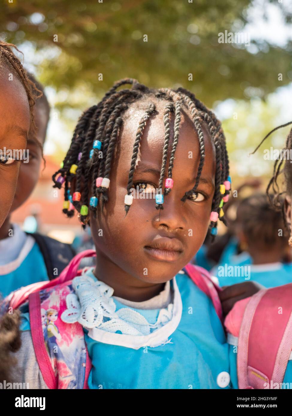 Senegal, Afrika - Januar, 2019: Porträt eines kleinen schwarzen Mädchens in der Schuluniform. Senegal Afrika. Stockfoto