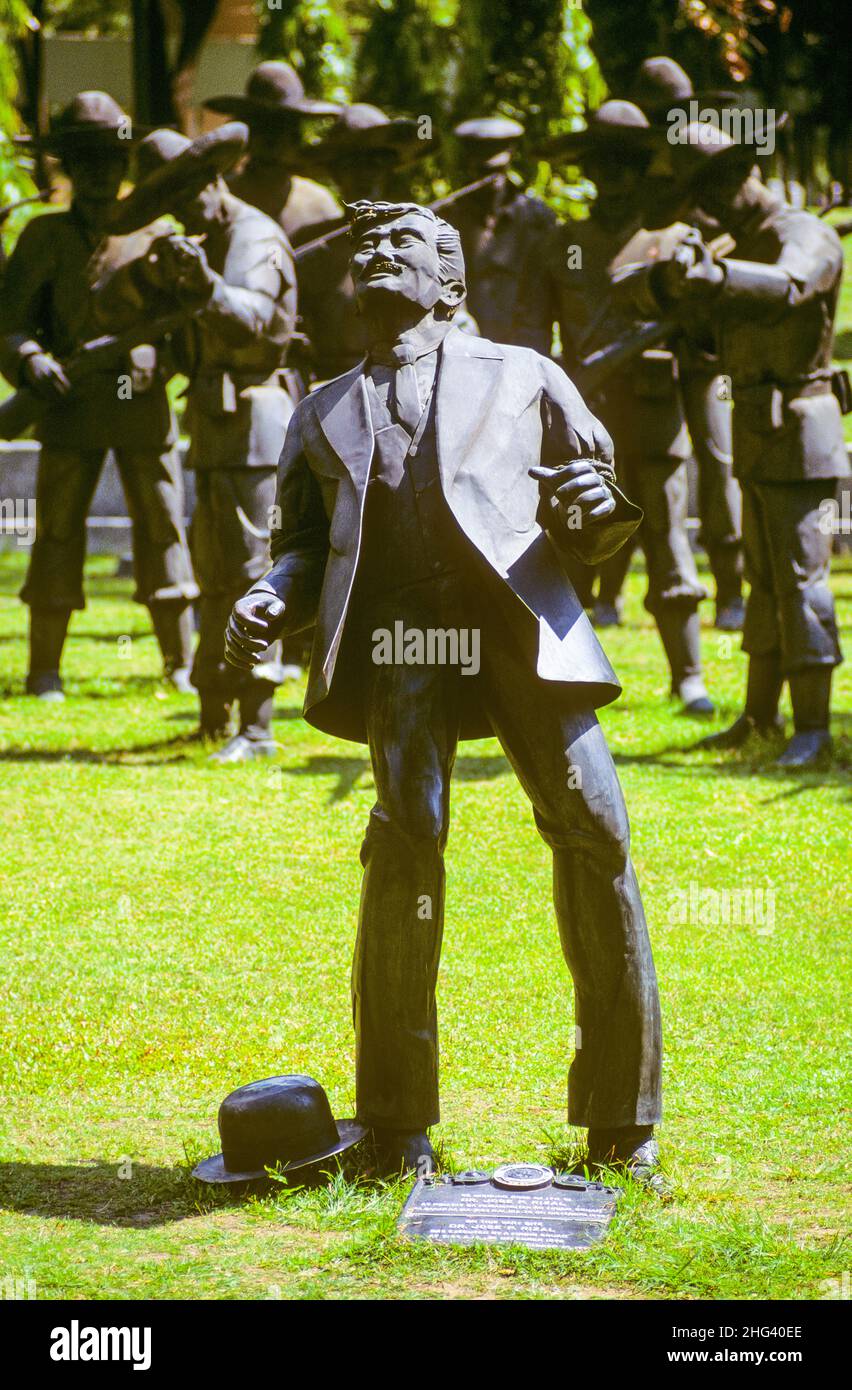Eine dramatische Statue, die die Hinrichtung und die letzten Momente des philippinischen Nationalhelden Dr. José P Rizal (19. Juni 1861 – 30. Dezember 1896) darstellt, der durch eine feuerte Truppe starb. Die beeindruckende Skulptur mit Figuren, die etwa doppelt so groß sind, befindet sich im Rizal Park in Metro Manila auf der Insel Luzon auf den Philippinen. Sein Tod im Alter von 35 Jahren wurde von der spanischen Kolonialregierung wegen des Verbrechens der Rebellion nach der philippinischen Revolution angeordnet, das zum Teil von seinen Schriften inspiriert wurde. Stockfoto