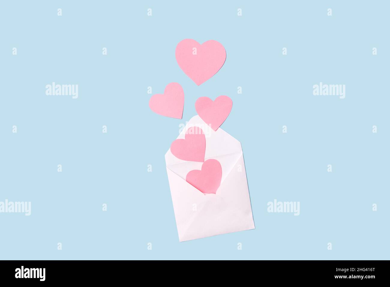 Umschlag mit Valentinen auf blauem Hintergrund. Stockfoto