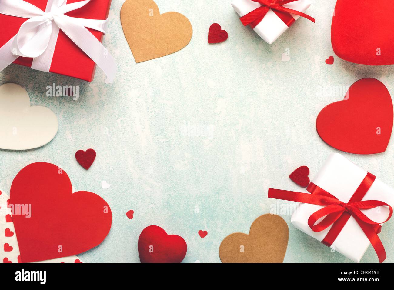 Draufsicht auf Valentinstag Rahmen mit Geschenk-Boxen und Herzen über grunge Hintergrund. Konzept für die Valentinstag-Feier Stockfoto