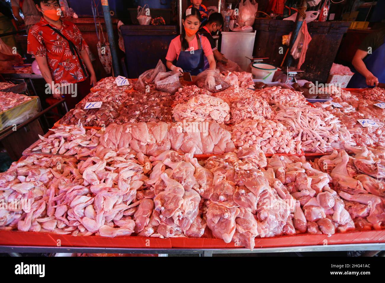 Bangkok, Thailand. 18th Januar 2022. Auf einem Markt in Bangkok wartet ein Hühnerhändler auf Kunden.das Department of Livestock Development beobachtet die Ausbreitung der Vogelgrippe H5N6 genau, nachdem die Weltgesundheitsorganisation vor einem möglichen Ausbruch nach jüngsten Infektionsfällen in China gewarnt hat. (Foto von Adisorn Chabsungnoen/SOPA Images/Sipa USA) Quelle: SIPA USA/Alamy Live News Stockfoto