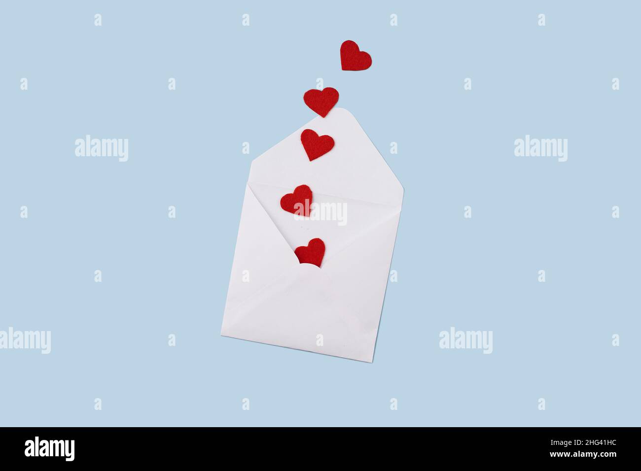 Postumschlag mit Valentinstag auf blauem Hintergrund. Stockfoto