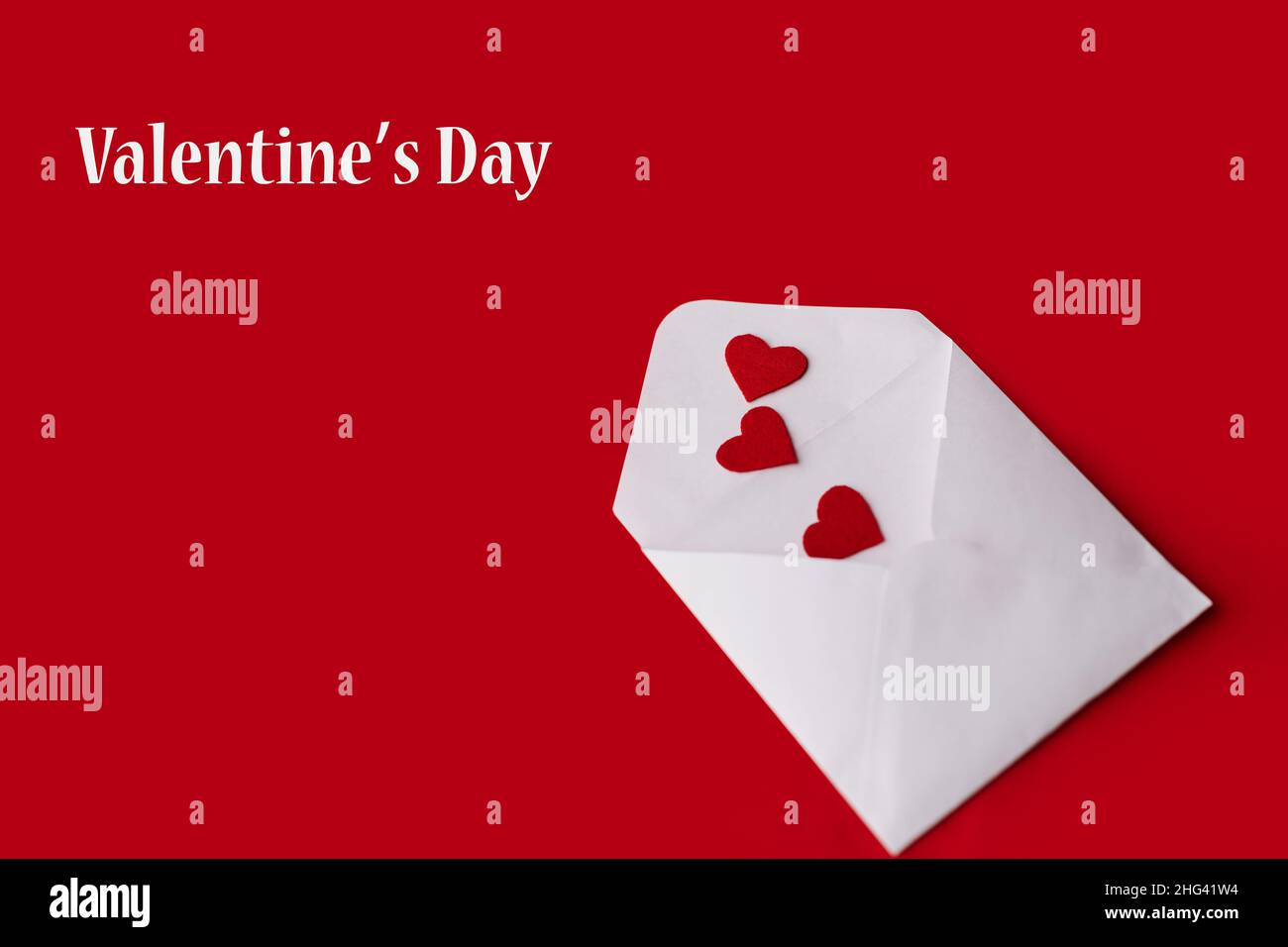 Briefumschlag mit Valentinstag auf rotem Hintergrund. Stockfoto