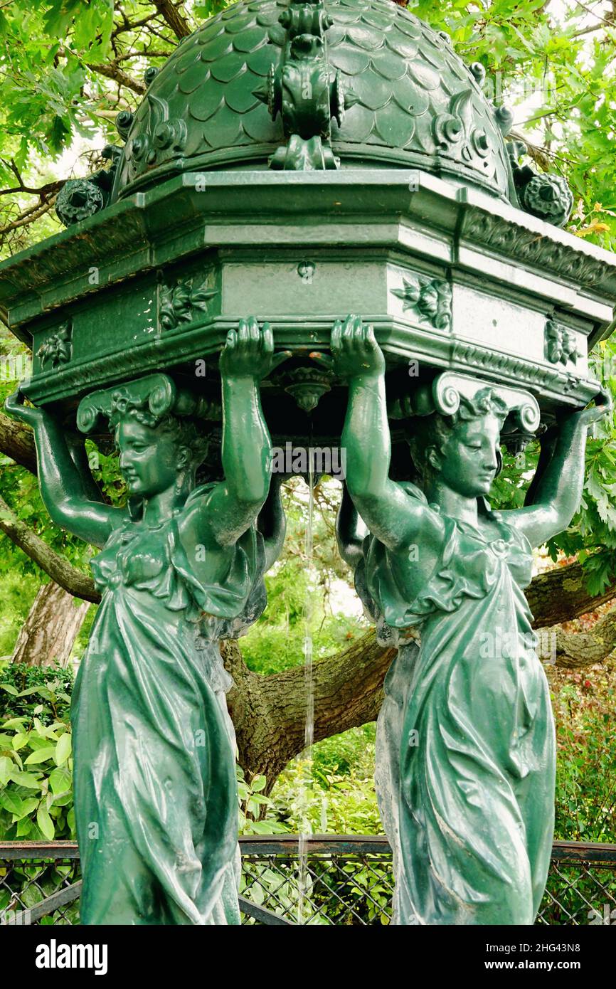 Wallace Brunnen, öffentliche Brunnen der Stadt Paris, in Frankreich, mit zwei gusseisernen Skulpturen von Karyatiden Stockfoto