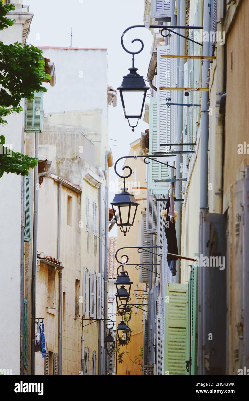 Alte Straßenlaternen in einer Reihe in Le Panier, dem historischen Viertel von Marseille, Stadt im Süden Frankreichs Stockfoto