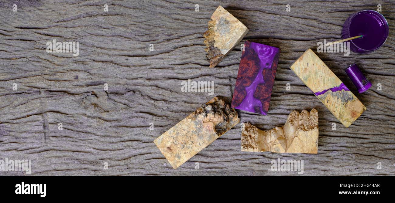 Mischfarbe lila Epoxidharz in einer Glasschale zum Gießen von Brennholz auf alten Holztisch Hintergrund Stockfoto