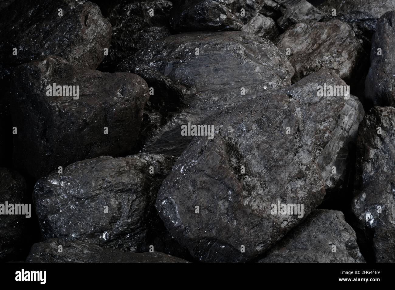 Schmutzige schwarze Kohle. Komprimierte abgestorbene Vegetation und Bäume über Millionen von Jahren machen eine harte Naht aus Kohle. Es wird dann als unregelmäßige Klumpen abgebaut. Stockfoto
