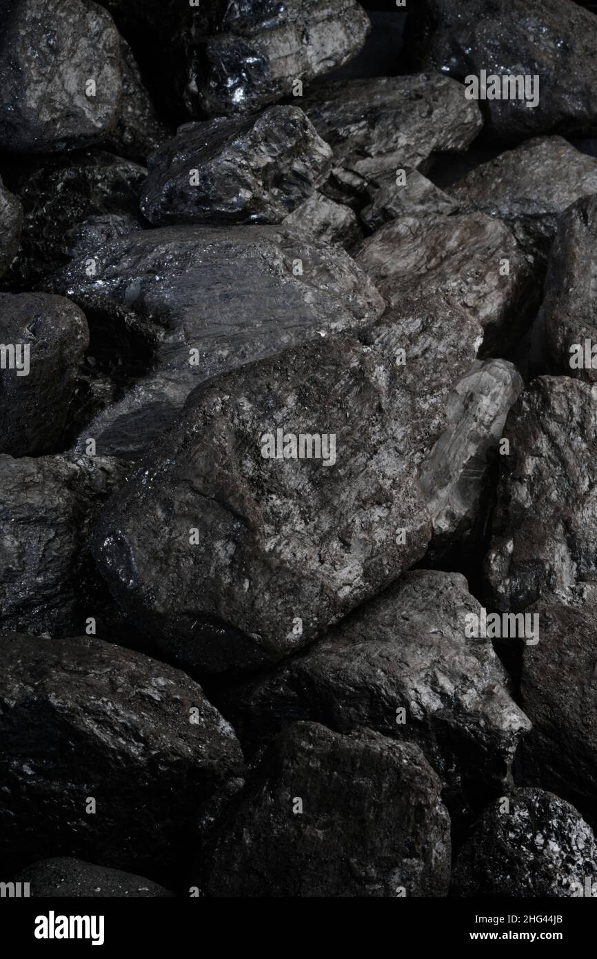 Schmutzige schwarze Kohle. Komprimierte abgestorbene Vegetation und Bäume über Millionen von Jahren machen eine harte Naht aus Kohle. Es wird dann als unregelmäßige Klumpen abgebaut. Stockfoto