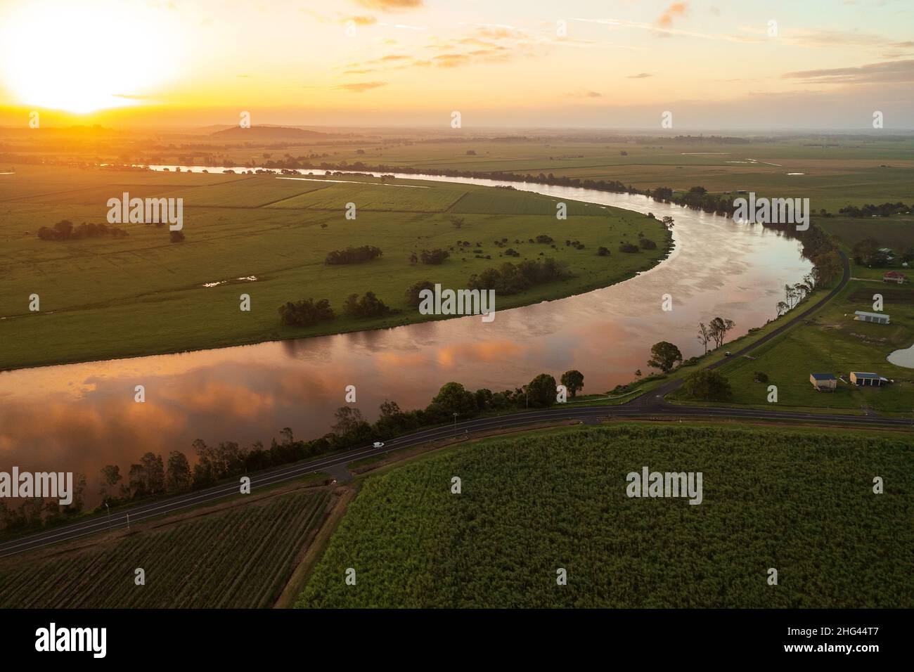 Luftaufnahme des Sonnenuntergangs über Rohrfeldern entlang des Richmond River in der Nähe von Woodburn in den Northern Rivers, NSW, Australien. Stockfoto