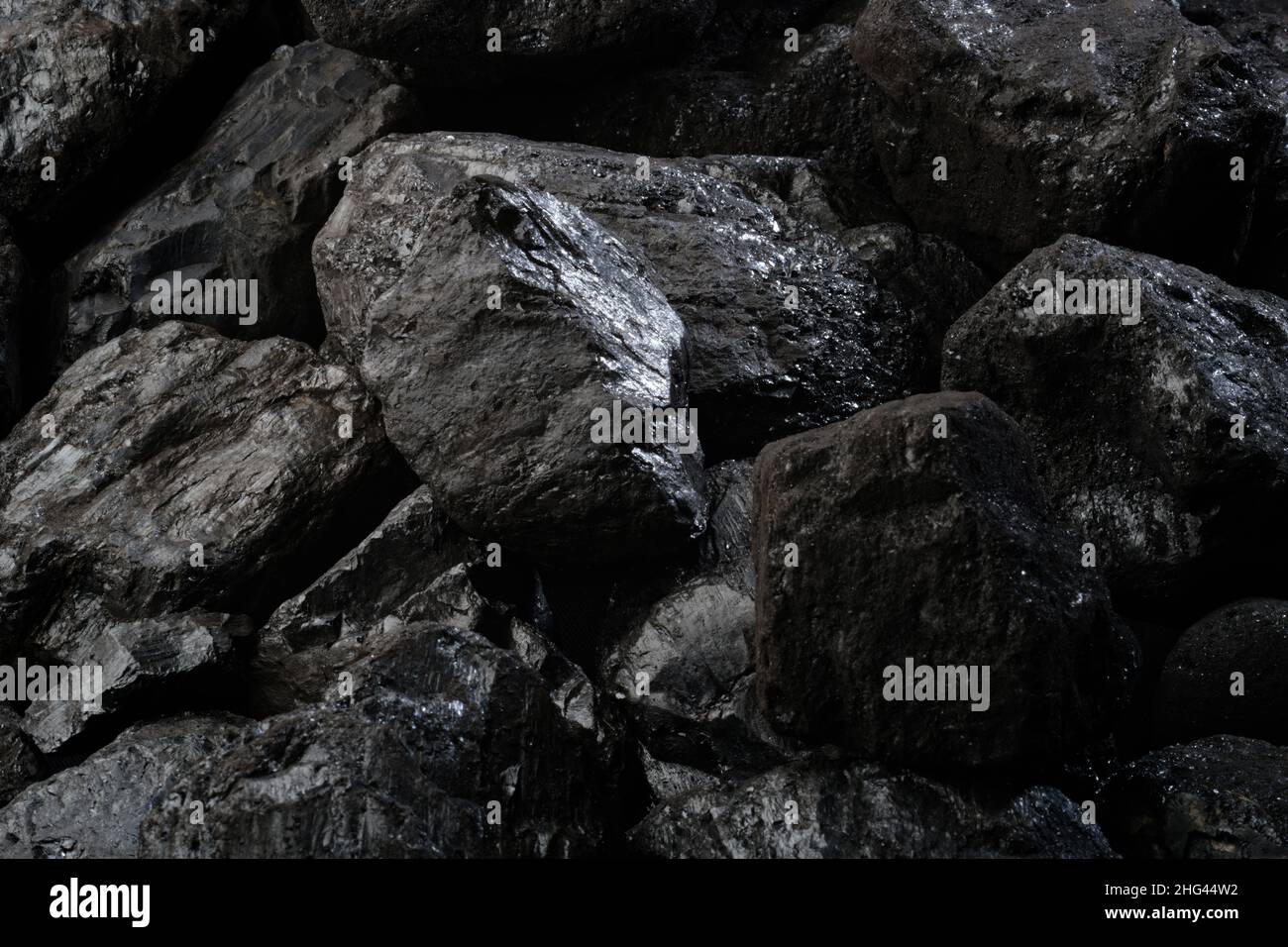Schmutzige schwarze Kohle. Komprimierte abgestorbene Vegetation und Bäume über Millionen von Jahren machen eine harte Naht aus Kohle. Es wird dann als unregelmäßige Klumpen abgebaut. Stockfoto