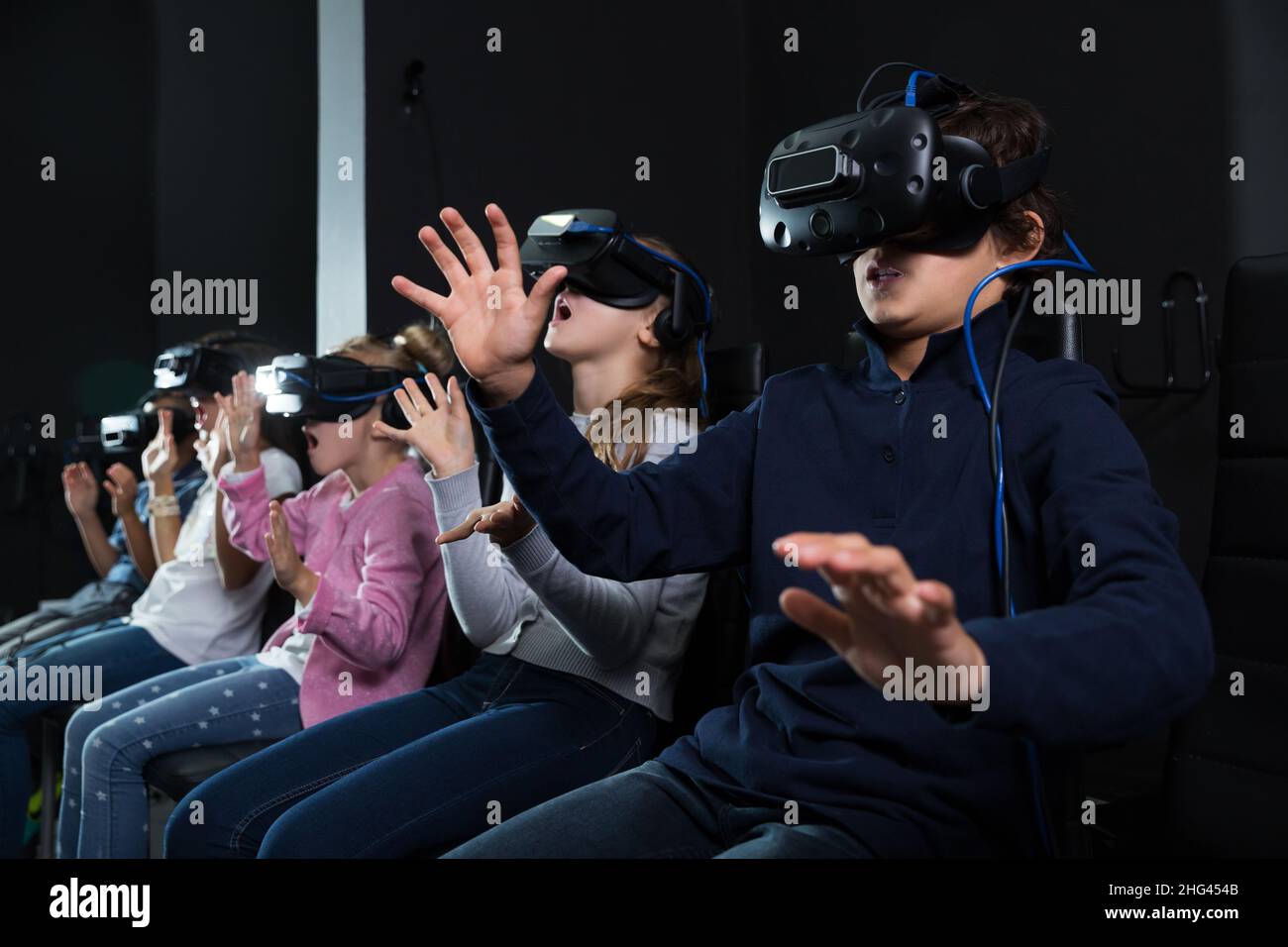 Kinder spielen virtuelle Quest Zimmer Stockfoto