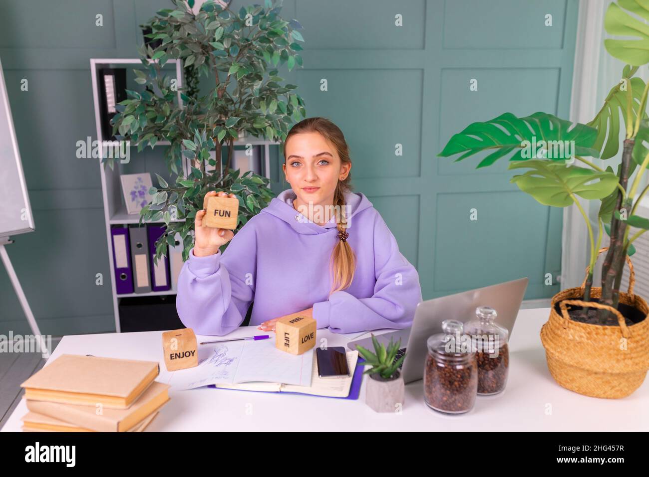 Fröhliches Lächeln Teenager-Studentin, die sich das Online-Video-Zoom-Webinar im virtuellen Klassenzimmer auf ihrem Laptop ansieht. Online-Fernunterricht, st Stockfoto