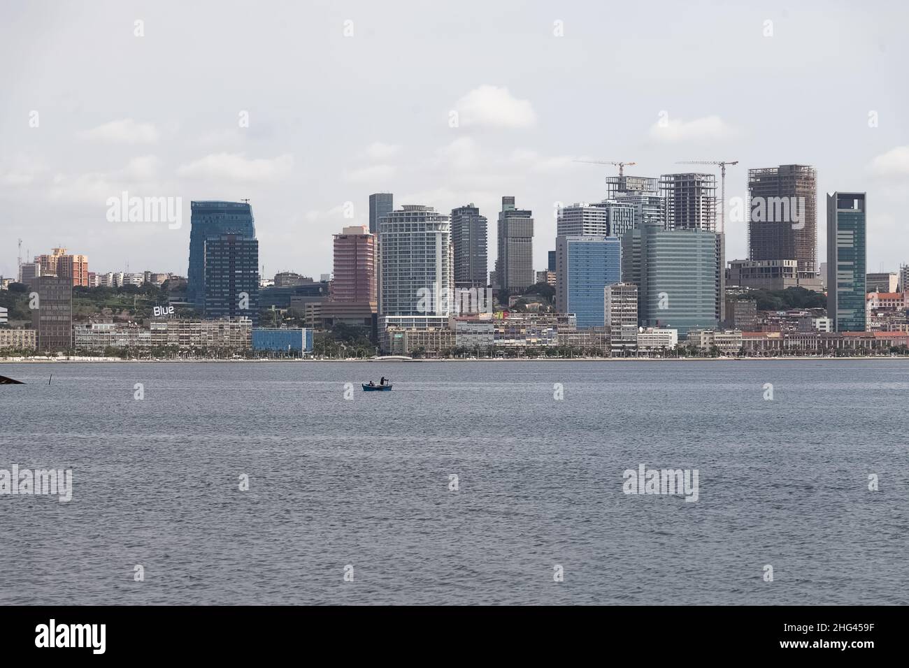 Luanda Angola - 10 13 2021: Blick auf die Innenstadt von Luanda, moderne Wolkenkratzer, Bucht, Hafen von Luanda, Marginal- und Zentralgebäude, Fiche Stockfoto