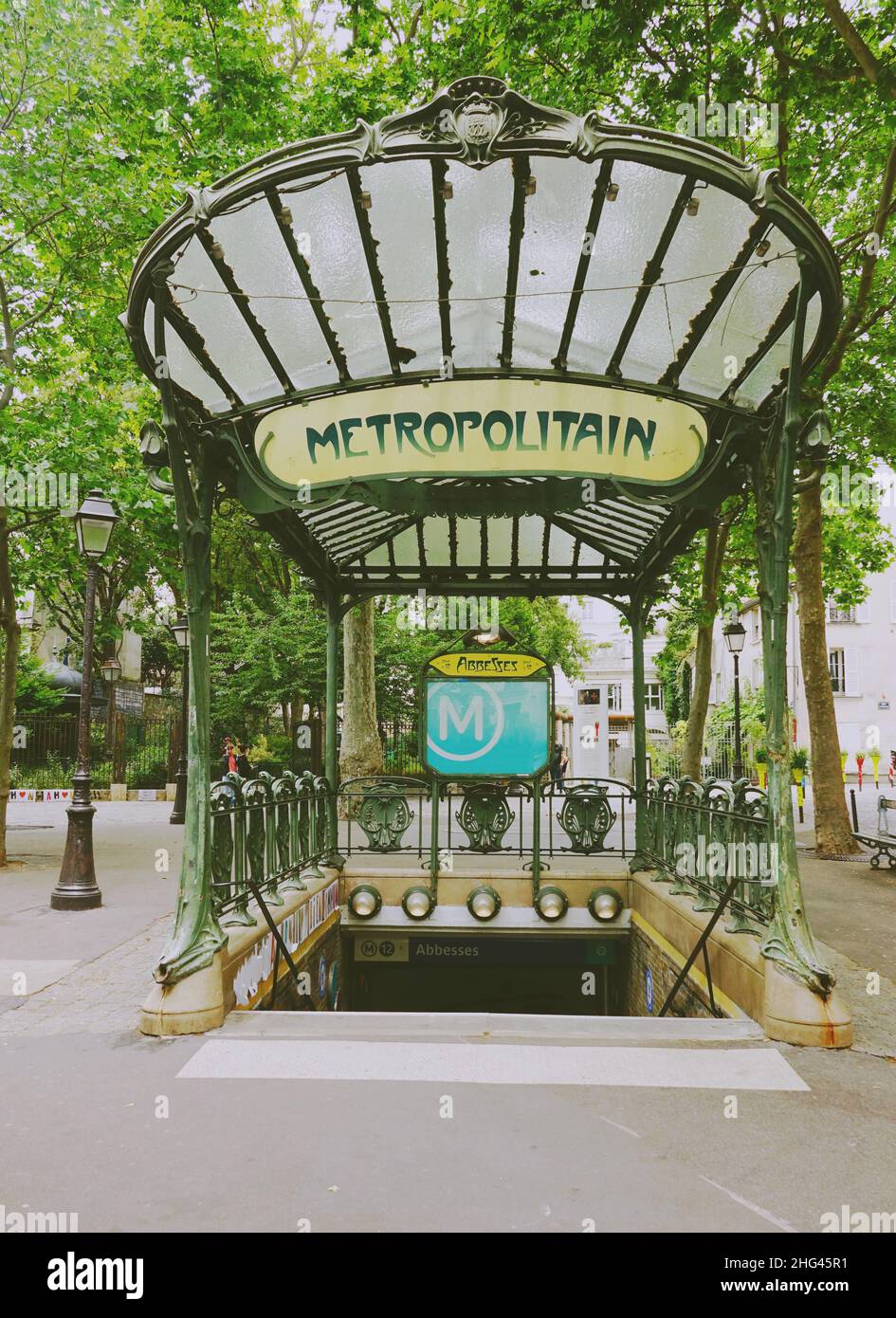 Metropolitain-Zeichen von Paris, Jugendstil des U-Bahneingangs im Viertel Montmartre Stockfoto