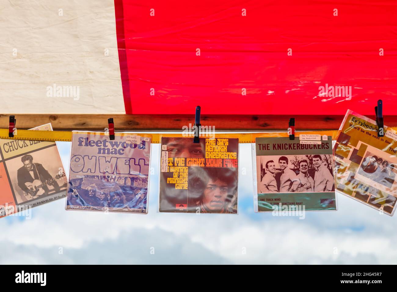Den Bosch, Niederlande - 12. Mai 2019: Aufhängen von Plattenspielplatten aus Vinyl auf einem antiken Flohmarkt der 50er bis 70er Jahre in Den Bosch, Niederlande Stockfoto