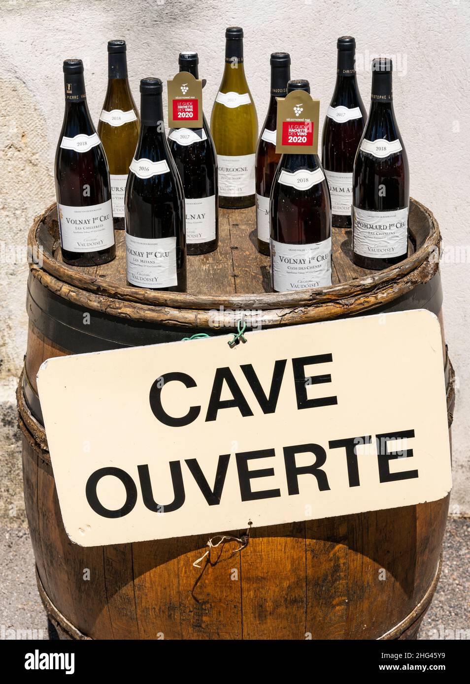 Volnay, Frankreich - 30. Juni 2020: Flaschen auf einem Fass in Volnay mit Schild 'Cave Ouverte' in Burgund, Frankreich. Stockfoto