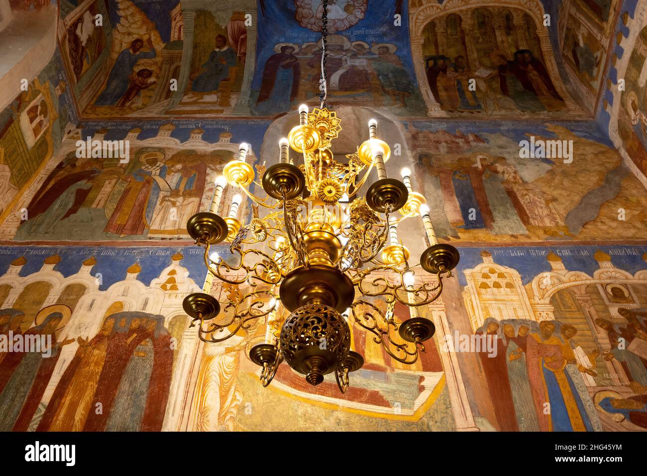 Susdal, Russland - 24. September 2019: Fresken an der Decke der Verklärung-Kathedrale im Kloster Spaso-Evfimie mit Kronleuchter in Suz Stockfoto