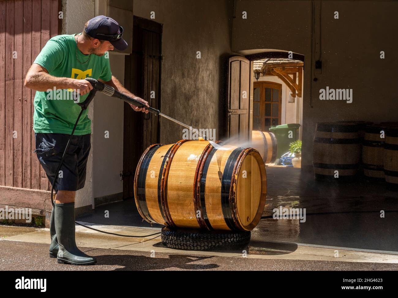 Monthelie, Frankreich - 30. Juni 2020: Reinigung von Weinfässern auf der Straße vor dem clos in Monthelie in Burgund mit Druckwäscher, Frankreich. Stockfoto
