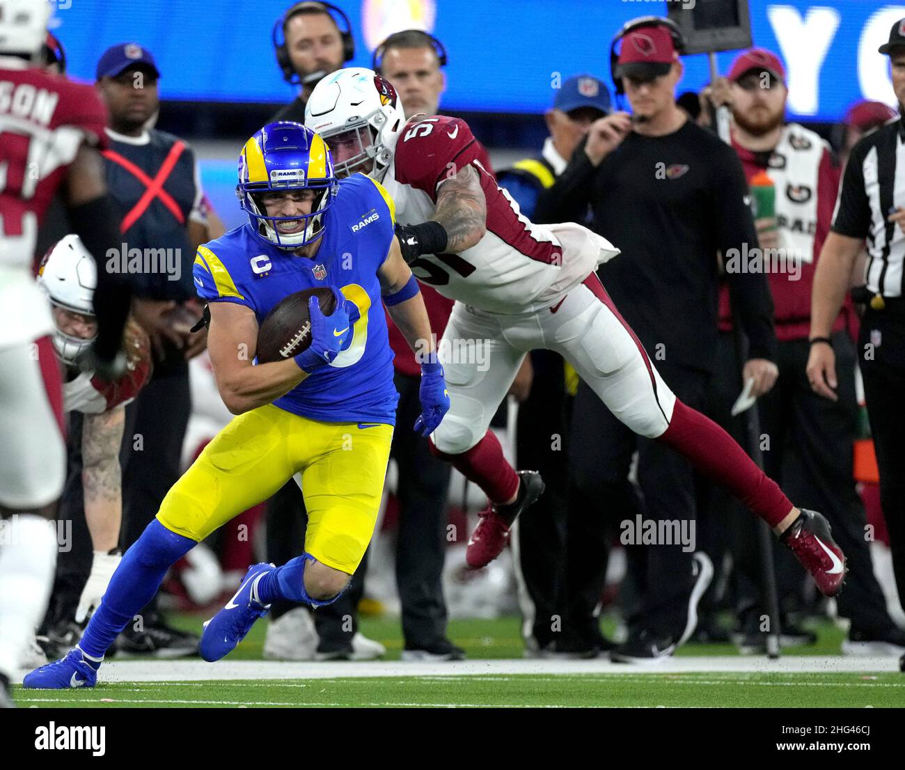 Der Cooper Krupp (L) von Los Angeles Rams entzieht sich am Montag, den 17. Januar 2022, dem Kampf gegen Tanner Vallejo der Arizona Cardinals in ihrem NFC-Wild-Card-Spiel im SoFi Stadium in Inglewood, Kalifornien. Foto von Jon SooHoo/UPI Stockfoto