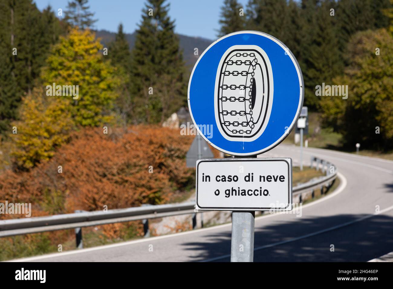 Schild obligatorische Schneeketten in Schnee und Eis in den Julischen  Alpen, Friaul Julisch Venetien, Italien Stockfotografie - Alamy