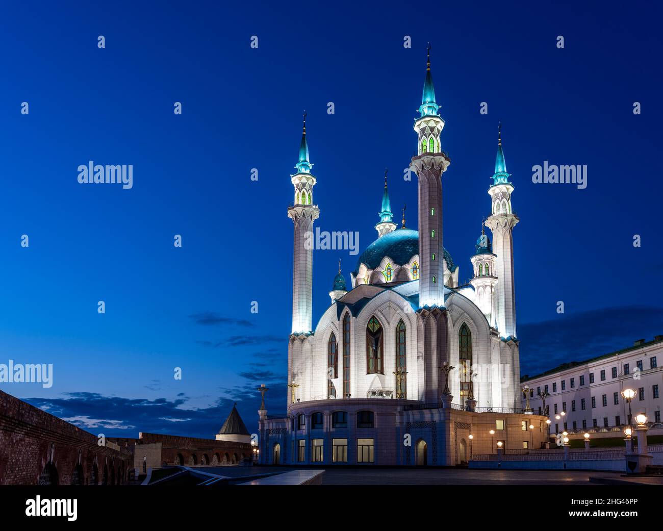 Kazan, Russland - 21. September 2019: Außenansicht der Kul Sharif Moschee in Tartastan, Russland während der blauen Stunde in der Nacht. Stockfoto