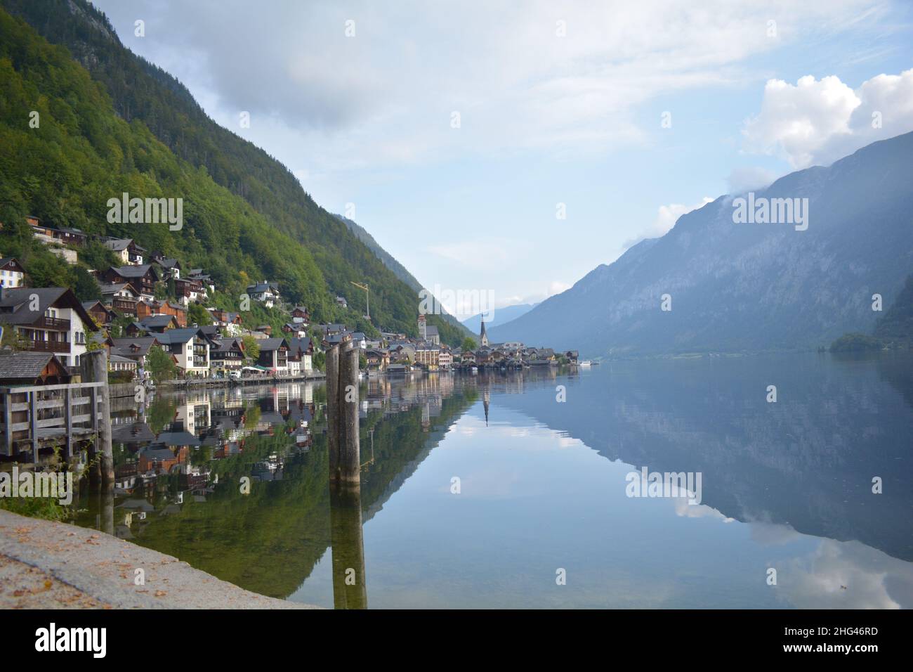 Das Dorf Hallstatt in Österreich bietet einen sehr malerischen Blick auf einen großen See mit Häusern und Straßen am Rande Stockfoto