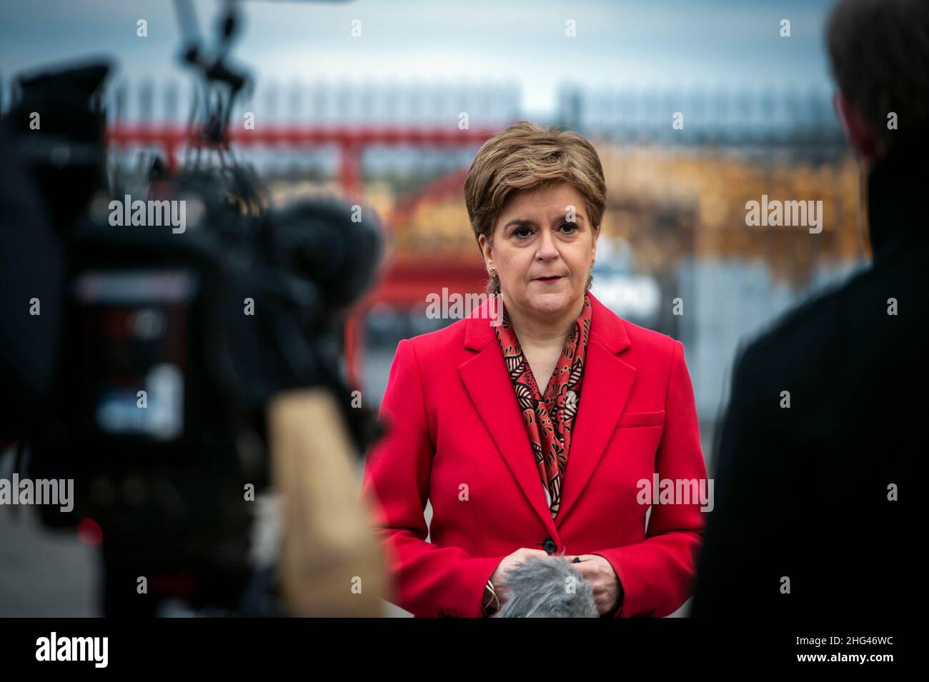 Schottlands erste Ministerin Nicola Sturgeon besucht das Turbineninstallationsunternehmen Windhoist in Irvine an der südöstlichen Küste Schottlands. Bilddatum: Montag, 17. Januar 2022. Stockfoto