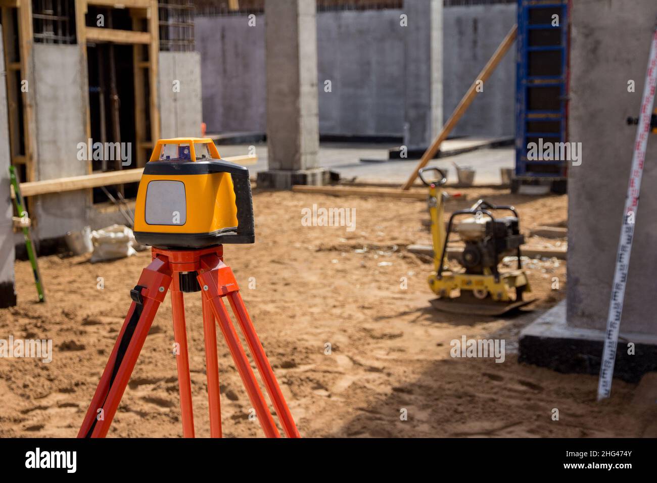 Theodolit auf der Baustelle. Baumesswerkzeug. Vermessungsgeräte auf der Baustelle. Konstruktion Stockfoto