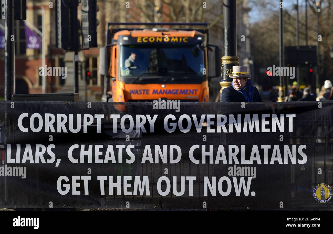 Steve Bray, Anti-Brexit-Protestler und Gründer von SODEM (Stand of Defiance European Movement), protestiert auf dem Parliament Square, 2022. Januar 'Economic Waste Stockfoto