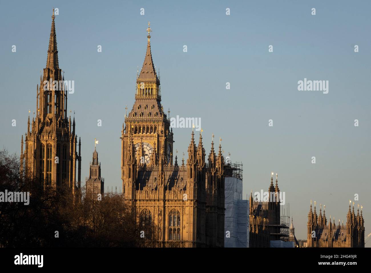 Die Architektur der britischen Houses of Parliament wird noch immer repariert und ist am 17th. Januar 2022 in London, England, bei winterlicher Sonneneinstrahlung zu sehen. Die Big Ben-Glocke im Elizabeth Tower ist seit 2017 (außer Silvester) still, wird aber nach umfangreichen Renovierungsarbeiten durch den Bauunternehmer Sir Robert McAlpine langsam aufgedeckt - die geschätzten Kosten für die Reparatur des Turms und anderer Teile des gotischen Gebäudes aus dem 19th. Jahrhundert, Hat sich auf £61m verdoppelt, sagten die Behörden. Stockfoto