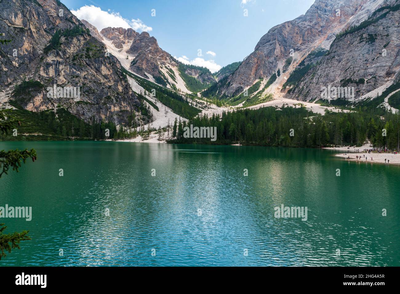 Pragser Wildsee mit Gipfeln im Hintergrund in den Dolomiten in Italien Stockfoto