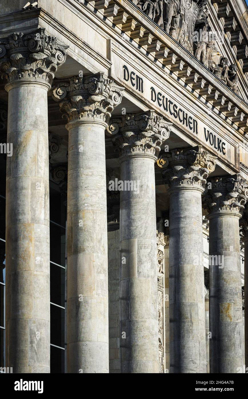 Deutschland Menschen, Blick auf die Säulen und die Inschrift auf dem großen Portikus des historischen Reichstagsgebäudes in Berlin, Deutschland. Stockfoto