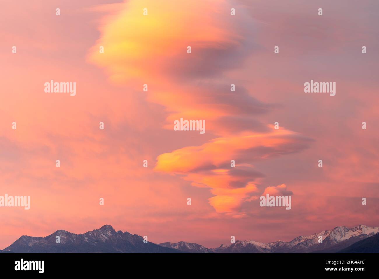 Wolkenbildung bei Sonnenaufgang über den Ortler alpen, Südtirol Stockfoto